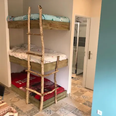 Authentique A Clermont-creans Avec Piscine Partagee *