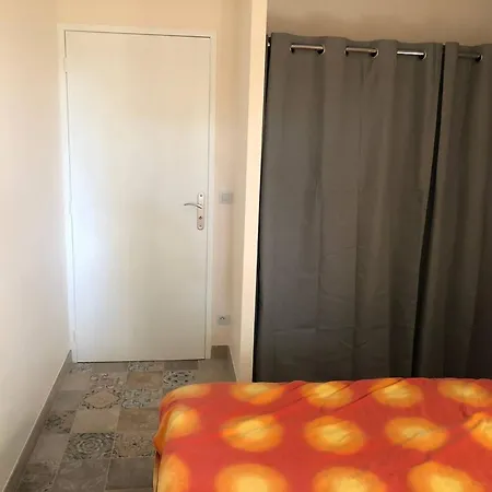 Authentique A Clermont-creans Avec Piscine Partagee