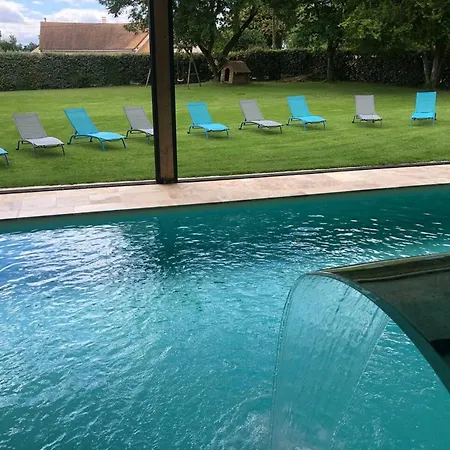 Authentique A Clermont-creans Avec Piscine Partagee *