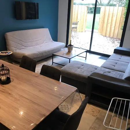 Authentique A Clermont-creans Avec Piscine Partagee