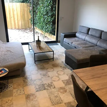 Authentique A Clermont-creans Avec Piscine Partagee *