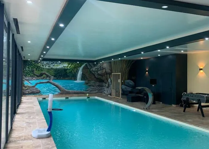 Authentique A Clermont-creans Avec Piscine Partagee